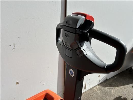 Transpallet LWE130 Powered pallet truck LWE130 Powered pallet truck- Photo 3