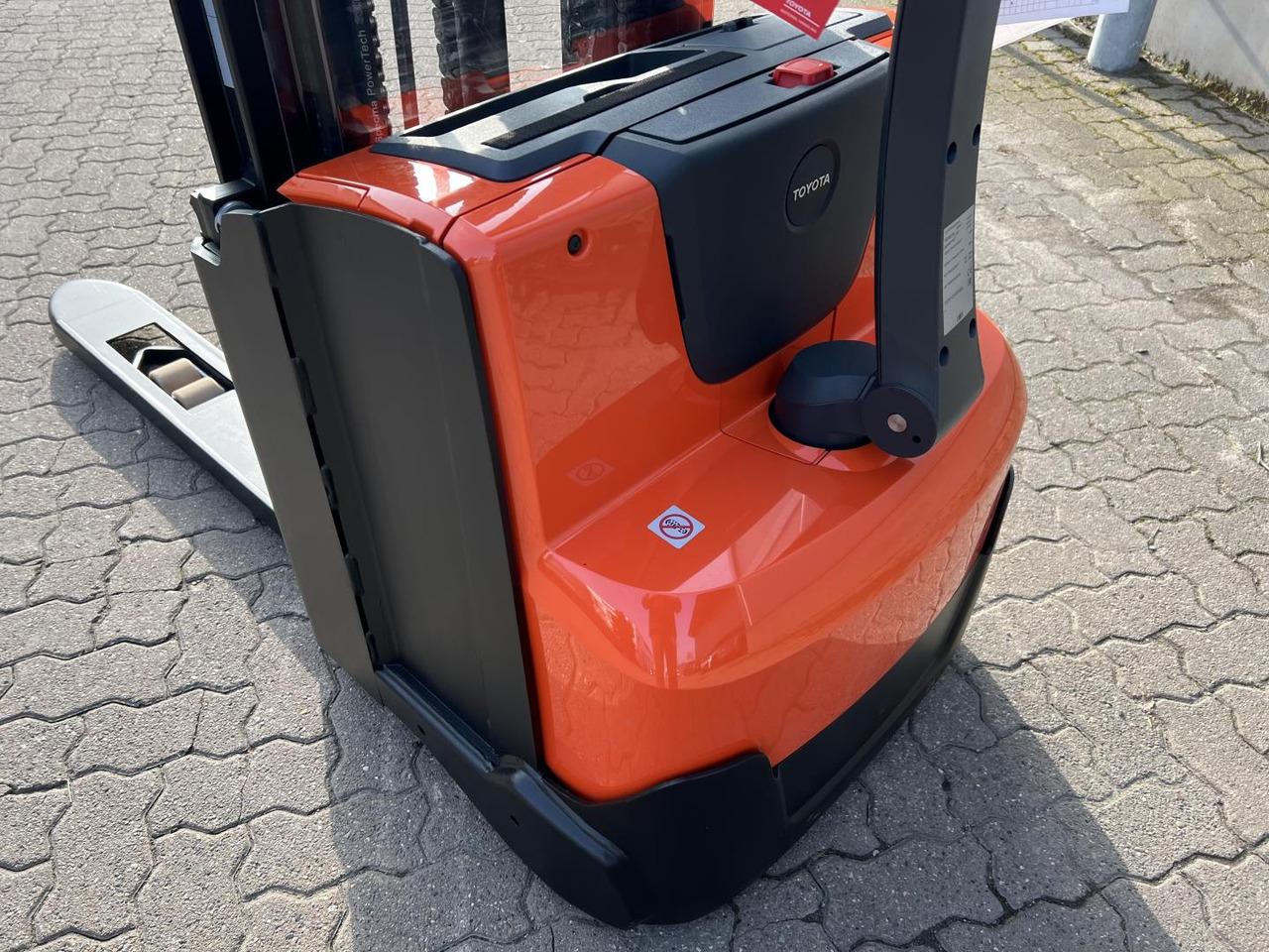 Gerbeur Toyota SWE 120 / Akku überh.! Toyota SWE 120 / Akku überh.!- Photo 4